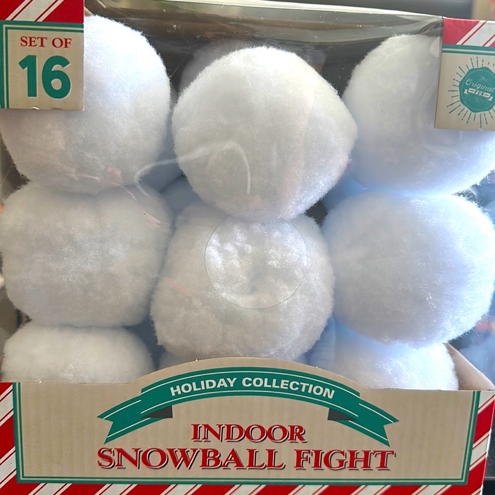 NEW Holiday Collection Indoor Snowball Fight 16 Soft Snowballs Snowtime